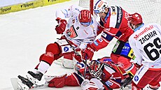 Pardubický obránce Jan Kolá� odklízí hradeckého úto�níka Olivera Okuliara (8) z...