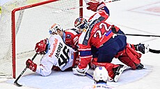 Hradecký úto�ník Evan Jasper (46) kon�í v brán� pardubického gólmana Romana...