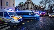 Policie zasahuje na nám�stí Jana Palacha v Praze u nahlá�ené st�elby ve �kole....