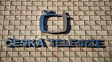 Zbytky ervené barvy po útoku vandal na logo na budov eské televize na...