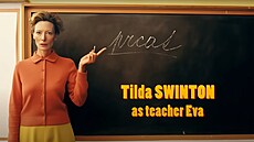 Tilda Swinton jako uitelka Eva v adaptaci Pelík, kterou vytvoila umlá...