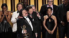 Matty Matheson (uprosted) a tým seriálu Medvd pebírají cenu Emmy za...