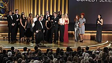 Matty Matheson (uprosted) a tým seriálu Medvd pebírají cenu Emmy za...