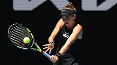 Sára Bejlek se soustedí na bekhend v prvním kole Australian Open.