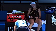 Barbora Krejíková se nechává oetovat v prvním kole Australian Open.