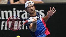 Tomá Machá hraje forhend ve tetím kole Australian Open.