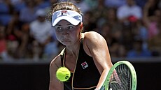 Barbora Krejíková hraje bekhend v prvním kole Australian Open.