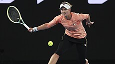 Barbora Krejíková dobíhá k míi ve tetím kole Australian Open.
