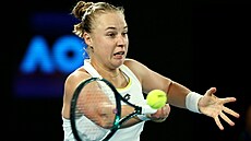 Ruska Anna Blinkovová hraje forhend ve druhém kole Australian Open.