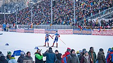 Joná� Mare�ek a Michal Kr�má� p�ijí�dí spole�n� ke  st�elb� ve stíhacím závod�...