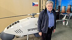 Majitel firmy Liaz Vojtch Prama s dronem SkySpotter 150.