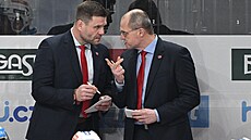Pardubický trenér Václav Varaďa v rozhovoru s asistentem Alešem Krátoškou.