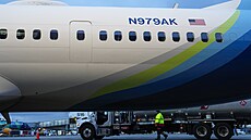 Letadlo Boeing 737 MAX 9 spolenosti Alaska Airlines eká na kontrolu v hangáru...