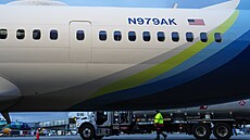 Letadlo Boeing 737 MAX 9 spole�nosti Alaska Airlines �eká na kontrolu v hangáru...