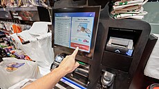 Zákazník platí za nákup v supermarketu v Dubaji pomocí samoobsluného...