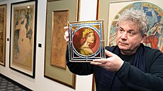 Výstava stovky dl Alfonse Muchy je k vidní v Galerii Desítka v Obchodním dom...