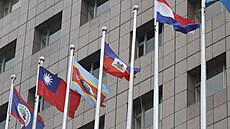Vlajka Nauru chybí ped budovou velvyslanectví v Tchaj-peji na Tchaj-wanu....