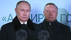 Ruský prezident Vladimir Putin a petrohradský starosta Alexander Beglov brojí...