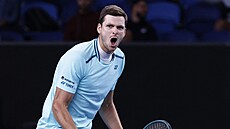 Hubert Hurkacz z Polska se raduje z postupu do t�etího kola Australian Open.