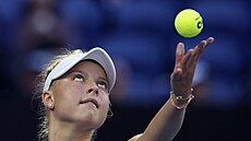 Brenda Fruhvirtová podává ve druhém kole Australian Open.