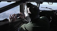 Francouzský pilot si dlá fotku na památku z kokpitu letounu AWACS, zatímco...