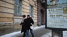 Dv Rusky procházejí kolem armádního náborového billboardu v Petrohradu. (14....