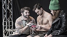 Jakub Burý�ek, Václav �anda a Ane�ka Rusevová v inscenaci Nejbli��í (2024)