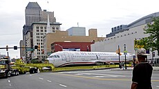 Pevoz slavného letadla, které pistálo v roce 2009 na ece Hudson, do muzea v...