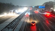 Kv�li sn�hu a náledí uvázly v noci na n�kterých n�meckých dálnicích stovky aut....