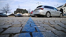 Symbolem nového systému parkingu v Jihlav jsou modré áry, vymezující zóny s...