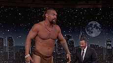Jason Momoa se svlékl do tradiního havajského obleku v show Jimmyho Kimmela.