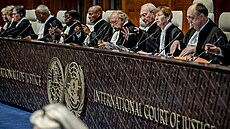 Soudci Mezinárodního soudního dvora (ICJ) před projednáváním žaloby Jihoafrické...