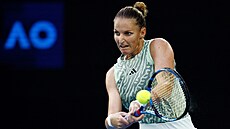 Karolína Plí�ková hraje bekhend v prvním kole Australian Open.