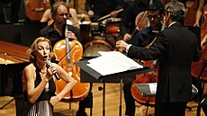 Nmecká pvkyn Ute Lemper pod vedením Lathama-Koeniga ve panlském...