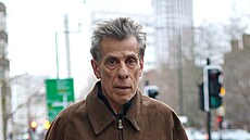 Jan Latham-Koenig opou�tí londýnský soud po obvin�ní z pohlavního styku s...