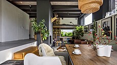 Sv�tlý a zajímav� �len�ný interiér vznikl spojením dvou malých byt� s p�vodní...