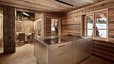 Díky speciáln� brou�ené oceli je kuchy� v interiéru plném d�eva opravdu k...