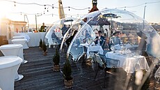 Kdy� teplota venku klesá k nule a je�t� hluboko pod ní, na restaura�ní zahrádky...