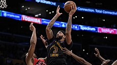 Anthony Davis z Los Angele Lakers zakon�uje na ko� Toronta. Brání ho Scottie...