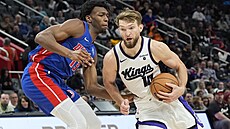 Domantas Sabonis (vpravo) ze Sacramenta brán�ný  Jamesem Wisemanem z Detroitu.