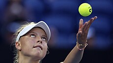 Brenda Fruhvirtová podává na Australian Open.