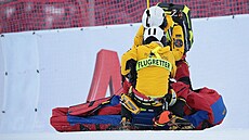 Izraelský lyžař Barnabás Szöllös v péči záchranářů po těžkém pádu v tréninku na...