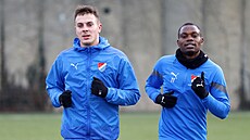 Ostravský zálo�ník Filip Kalo� (vlevo) spolu s Giglim Ndefem vyklusává