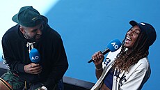 Nick Kyrgios (vlevo) zpovídá v Melbourne americkou tenistku Coco Gauffovou.