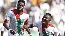Bertrand Traoré (vpravo) a Djibril Ouattara z Burkiny Faso slaví gól v zápase s...