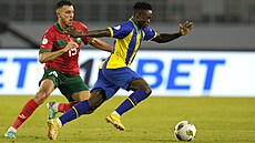Selim Amallah¨(vlevo) z Marola brání Morice Abrahama z Tanzánie.