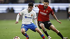 Pedri (vlevo) z Barcelony brán�ný Rubenem Garciou z Pamplony.