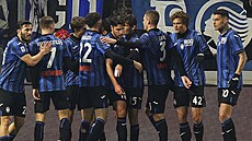 Fotbalisté Bergama se radují z gólu v zápase s  Frosinone.