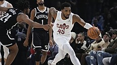 Donovan Mitchell (vpravo) z Clevelandu úto�í v zápase s Brooklynem hraném v...