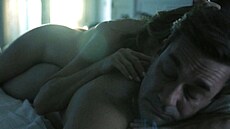 Jennifer Anistonová a Jon Hamm v postelové scén seriálu The Morning Show
